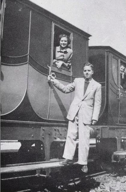 Imagen del centenario de 1952 del ffcc al grao de 1852. Foto Trayecto: Estación Central de Aragón. Puerto y Estación del Norte. De Valenciaenblancoynegro.blogspot (Con especial agradecimiento a Dña. Amparo Lleó de Julio Cob)