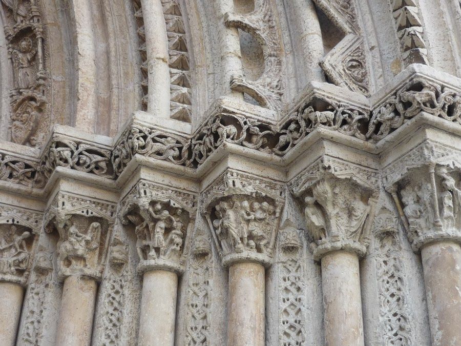 Curiosidades de la Puerta del Palau: Descifrando representaciones y figuras