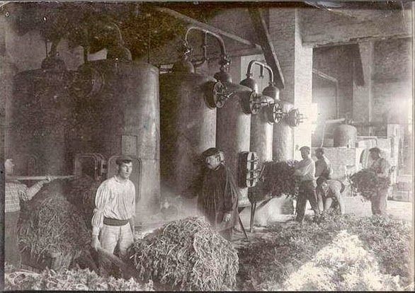 Caldereros de la fábrica de Robillard. Fuente: comercioshistoricosdevalencia.blogspot