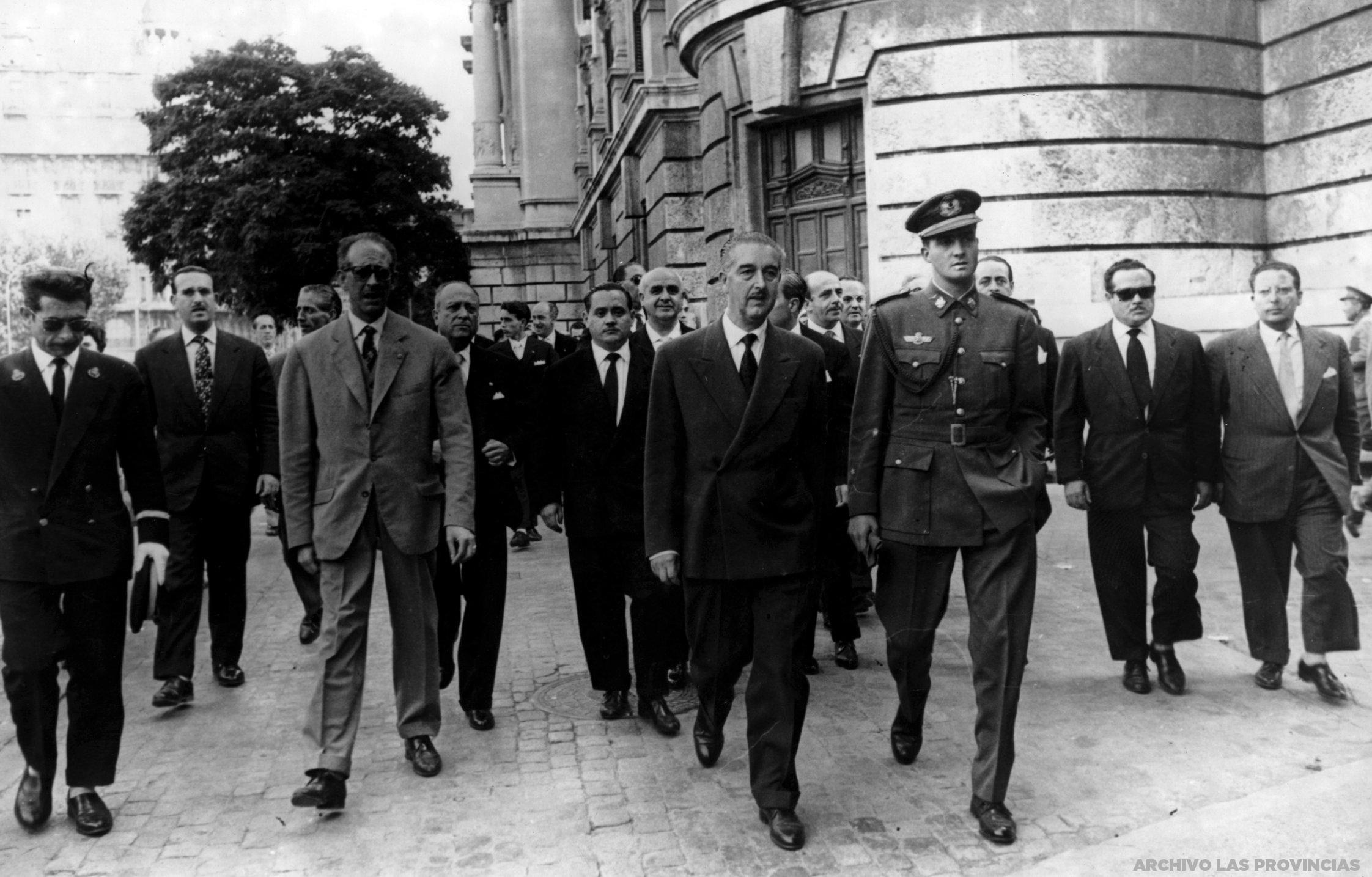 Adolfo Rincón junto al príncipe Juan Carlos de Borbón que visitó Valencia en el mes de mayo de 1959, donde destacó su visita por la XXXVII edición de la Feria Muestrario Internacional, que había sido inaugurada unos días antes por el ministro sin cartera Pedro Gual Villalbí. Fuente: Valenpedia (Las Provincias).