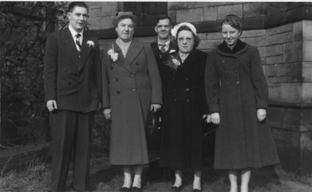 Foto de wiganworld.co.uk. En el centro de la imagen se ve a Albert Hindley en el año 1957, en la boda de su hijo Allan, a la izquierda de la imagen. Albert murió de un ataque al corazón durante sus vacaciones en Valencia en 1962 a los 70 años .