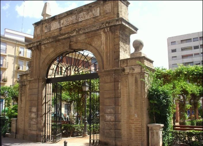 Puerta de entrada del antiguo Palacio de Parcent que se quiso salvar y todavía sigue a día de hoy. Fuente: Jdiezarnal.com