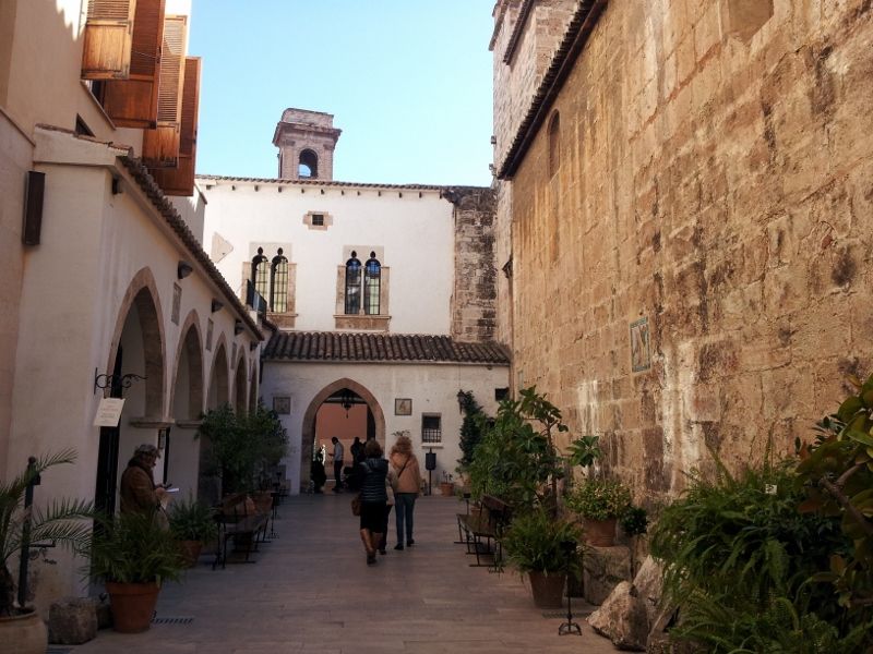 Patio de San Juan del Hospital. Fuente: vinowine.es