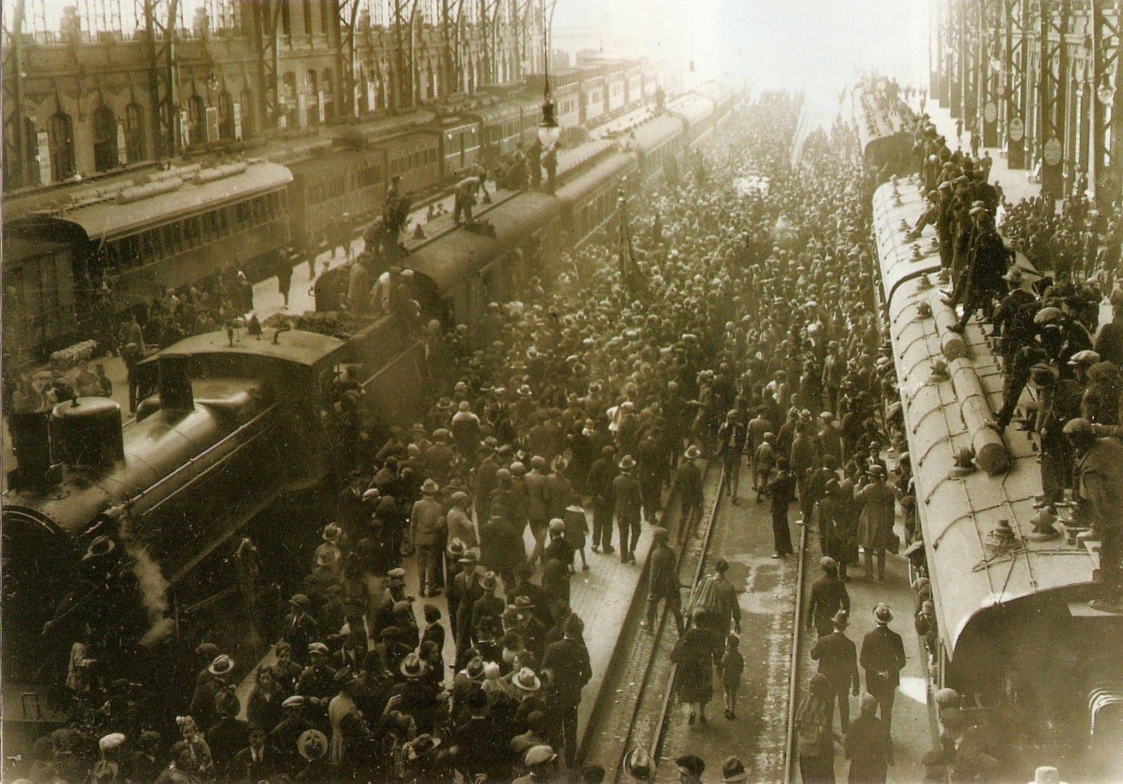 Foto del 18 de Marzo de 1927 en la Estación del Norte con la llegada del primer tren fallero. Fuente: http://juanansoler.blogspot.com.es/