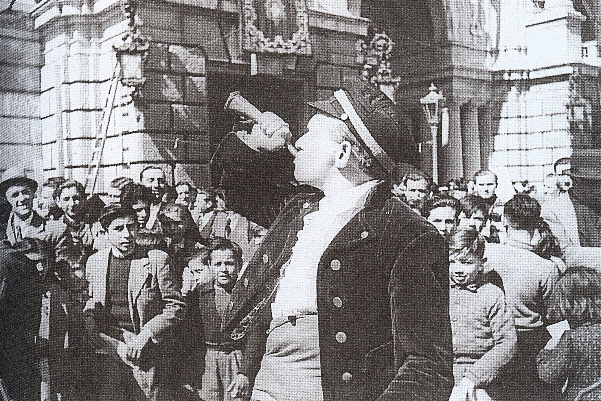 Foto del pregonero en la Cridà de 1944. Fuente: www.skyscrapercity.com (Remember Valencia)