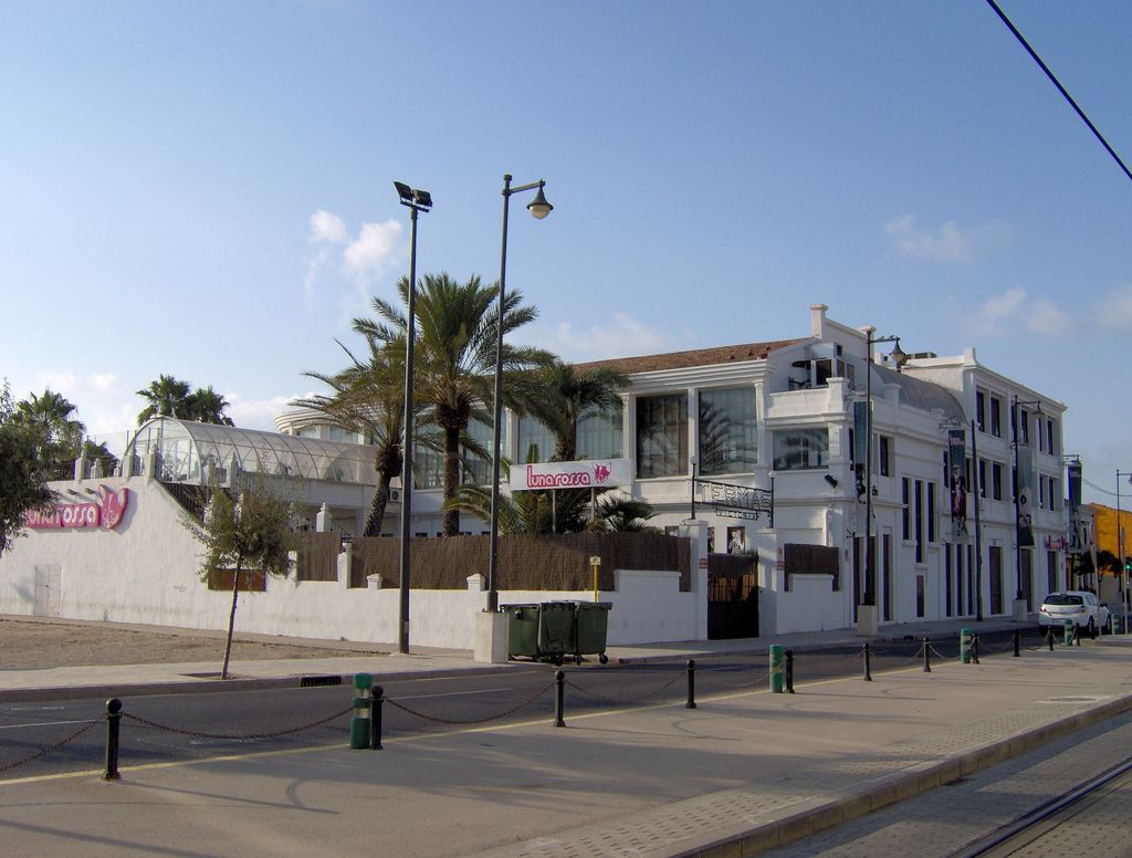 Fuente: Antiguas Termas Victoria (Valencia, España) | by Candreu (FLICKR)