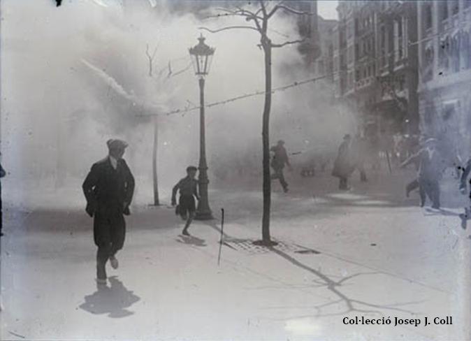 La Traca del carrer Russafa entra en la plaça d'Emilio Castelar (Ajuntament), punt entre Telefónica i Correus. C. de DOCUMENTACIÓ Autor fotografia: Lázaro Bayarri, José (1893-1979). Títol: La diversió de córrer la traca. Any: 1936. Col·lecció Josep J. Coll.