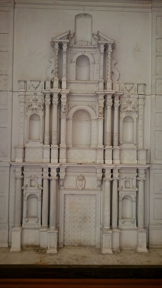 Fachada de la iglesia en miniatura.