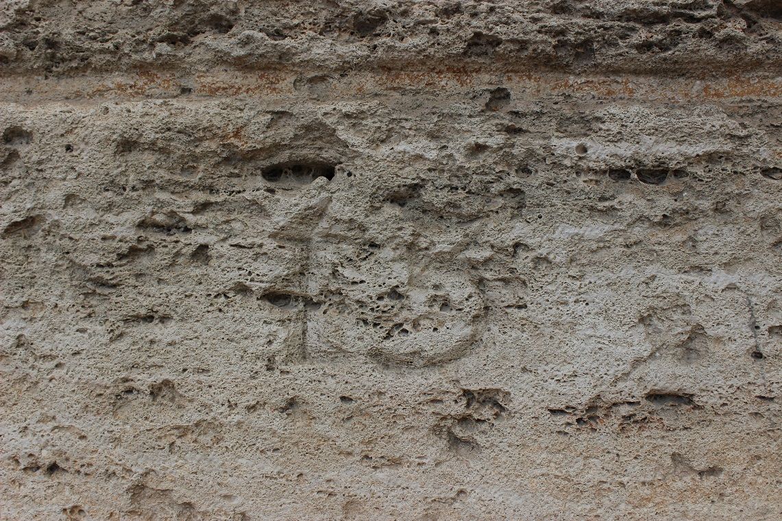 Detalle bajo las lápidas (un "15"). Desconocemos su significado.