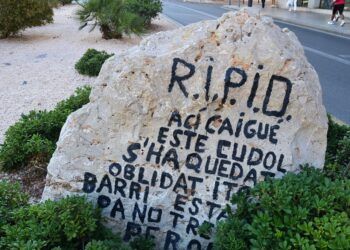 La historia del Cudol de Torrefiel, la olvidada gran piedra convertida en símbolo de un barrio