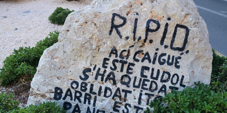La historia del Cudol de Torrefiel, la olvidada gran piedra convertida en símbolo de un barrio