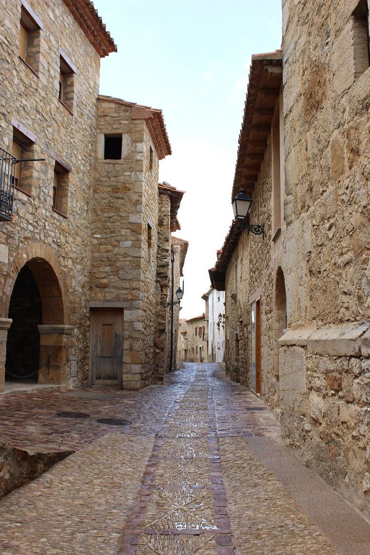 Els Perxes a un lado (izquierda) y parte de la fachada de la Iglesia Parroquial al otro (derecha). Fuente © Valenciabonita.es – Por favor, si compartes esta imagen indica la fuente :)