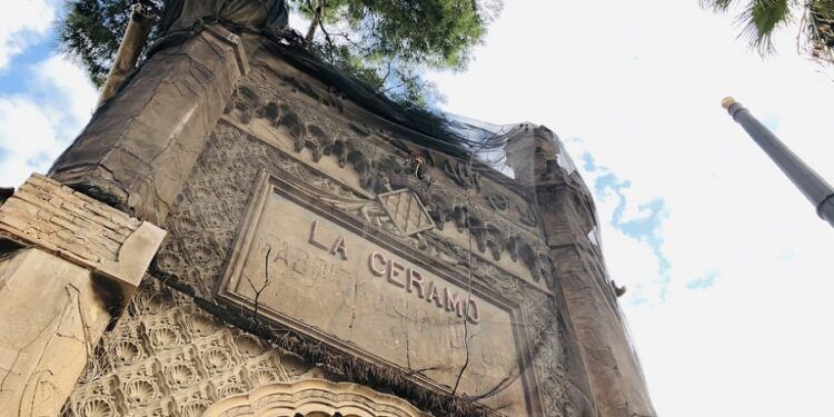 La Ceramo, una vieja fábrica de Valencia de estilo neomudéjar, en ruinas y sin proyecto alguno