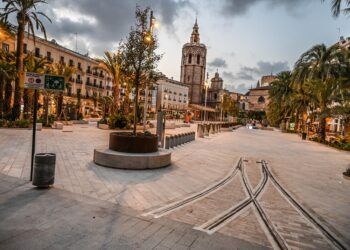 La plaza de la Reina de Valencia se abre a la ciudadanía tras finalizar las obras de remodelación