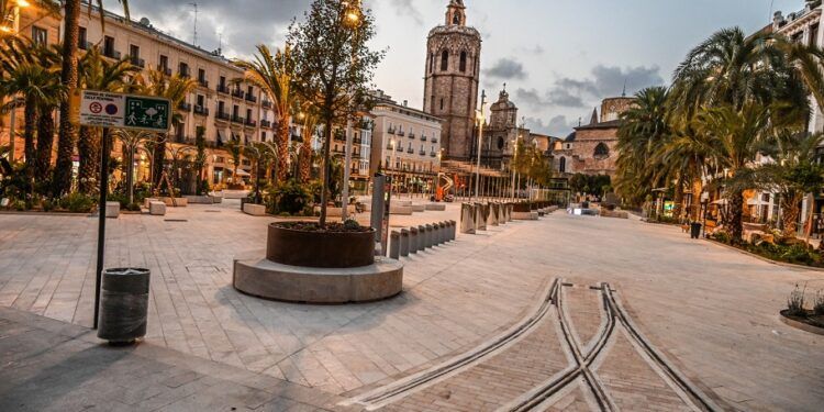 La plaza de la Reina de Valencia se abre a la ciudadanía tras finalizar las obras de remodelación