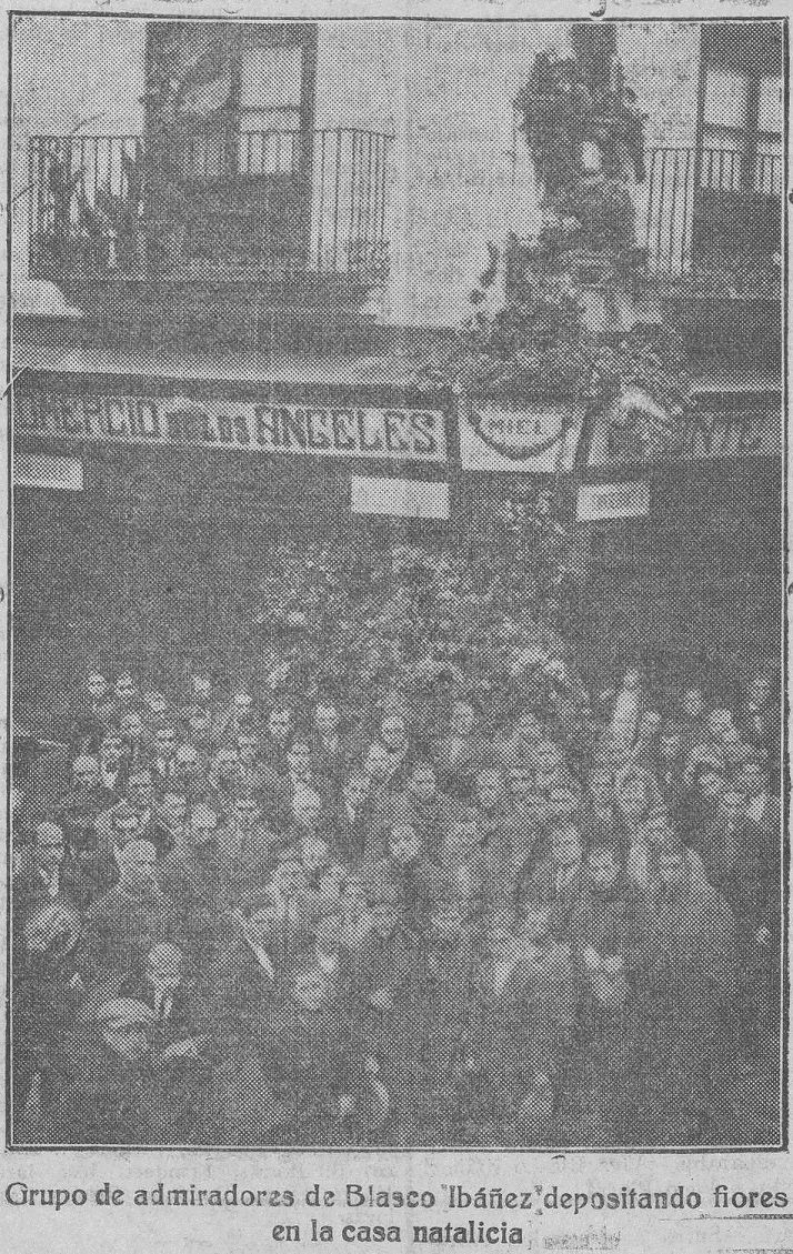 El Pueblo : diario republicano de Valencia (31/01/1928). Manifestación espontánea para homenajear a Blasco Ibáñez en Valencia, en la Casa Natalicia, entre las calles Flor de Mayo, antes Jabonería Nueva, y Los Ángeles.