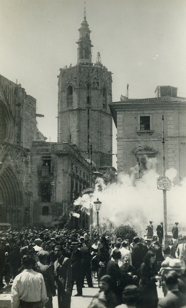 Disparo de una traca en Valencia en la plaza de la Virgen, que en realidad es una "Mascletà de Trams de Tro" (s.a.) - Foto anónima, circulada en postales de José Durá Pérez (imprenta), sin fecha. Fuente: BV José Huguet.