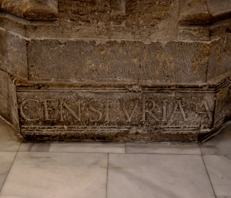 Detalle de la inscripción romana del basamento del pilar del lado de la epístola de la Catedral de Valencia. Fuente: http://catedralmedievaldevalencia.blogspot.com.es