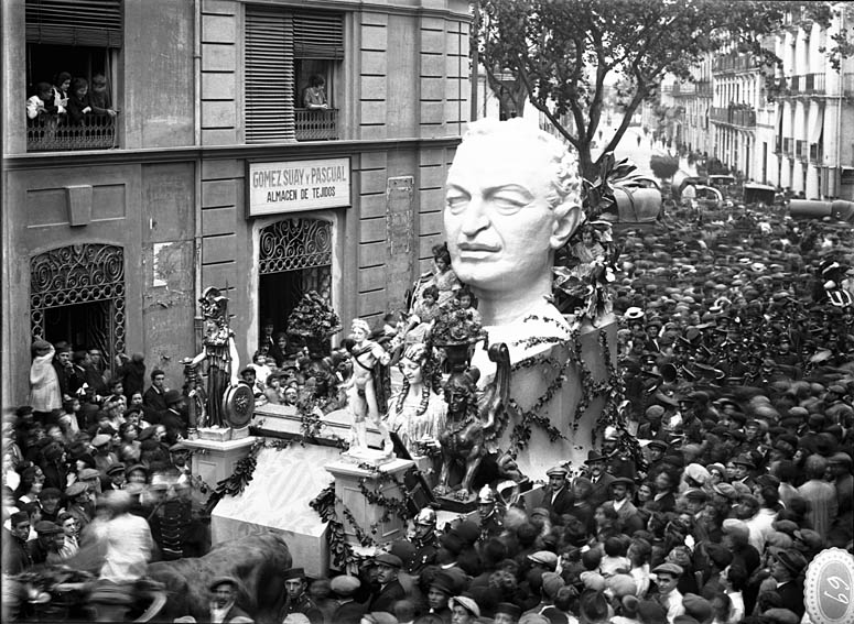 Calle Pascual y Genís. Cabalgata de mayo de 1921. Archivo Municipal. Fuente: http://valenciablancoynegro.blogspot.com.es/2016/05/cabalgata-en-homenaje-blasco.html