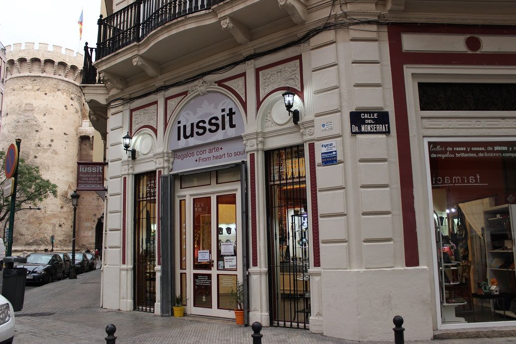 Descubriendo lugares con encanto: un espacio de artesanía en el bajo de un edificio histórico