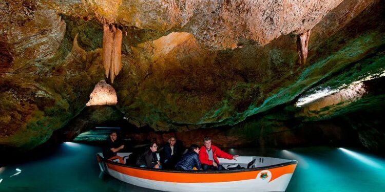 Les Coves de Sant Josep, el río subterráneo navegable más largo de Europa, reabre sus puertas