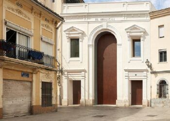 Así es el edificio con la puerta más alta de Valencia, un rincón cultural en El Canyamelar