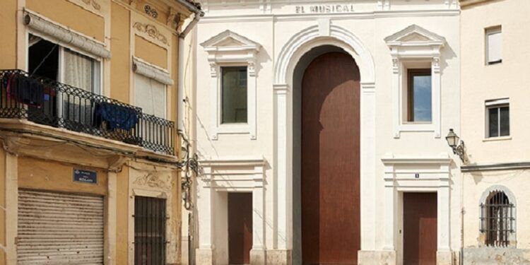 Así es el edificio con la puerta más alta de Valencia, un rincón cultural en El Canyamelar