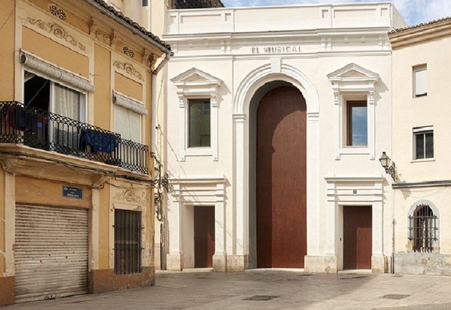 Así es el edificio con la puerta más alta de Valencia, un rincón cultural en El Canyamelar