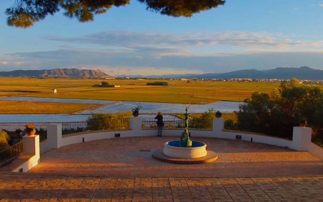 La Muntanyeta dels Sants, un resalte montañoso donde ver un atardecer entre arrozales