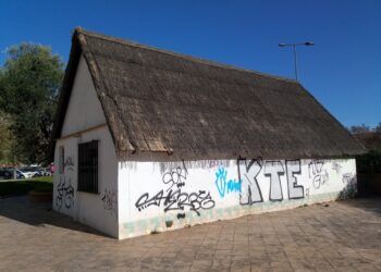La barraca de Vicentet i Rafaelet, del barrio de Malilla, cerrada sin uso alguno y llena de pintadas