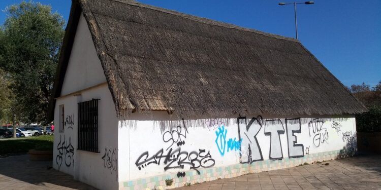 La barraca de Vicentet i Rafaelet, del barrio de Malilla, cerrada sin uso alguno y llena de pintadas