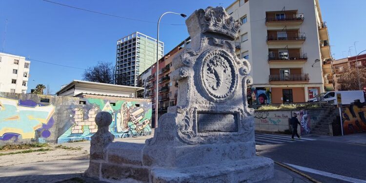 El Frontón de Lo Rat Penat, una histórica señal de tráfico del siglo XVII en Valencia
