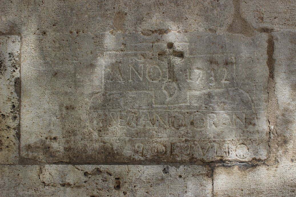 Una extraña inscripción en la fachada principal de la Lonja de la Seda de Valencia