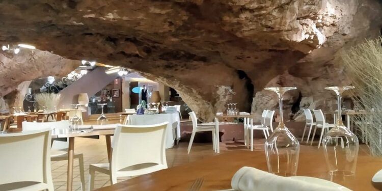 La Gruta, un restaurante muy especial ubicado en el interior de una cueva natural