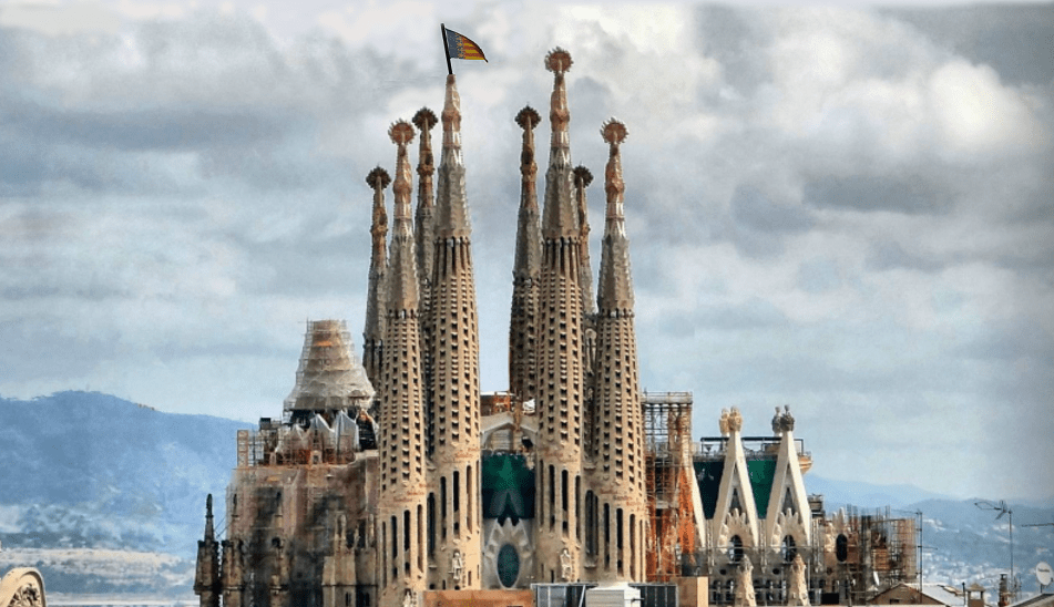 La Sagrada Familia de Barcelona amanece con una Senyera Valenciana en lo más alto