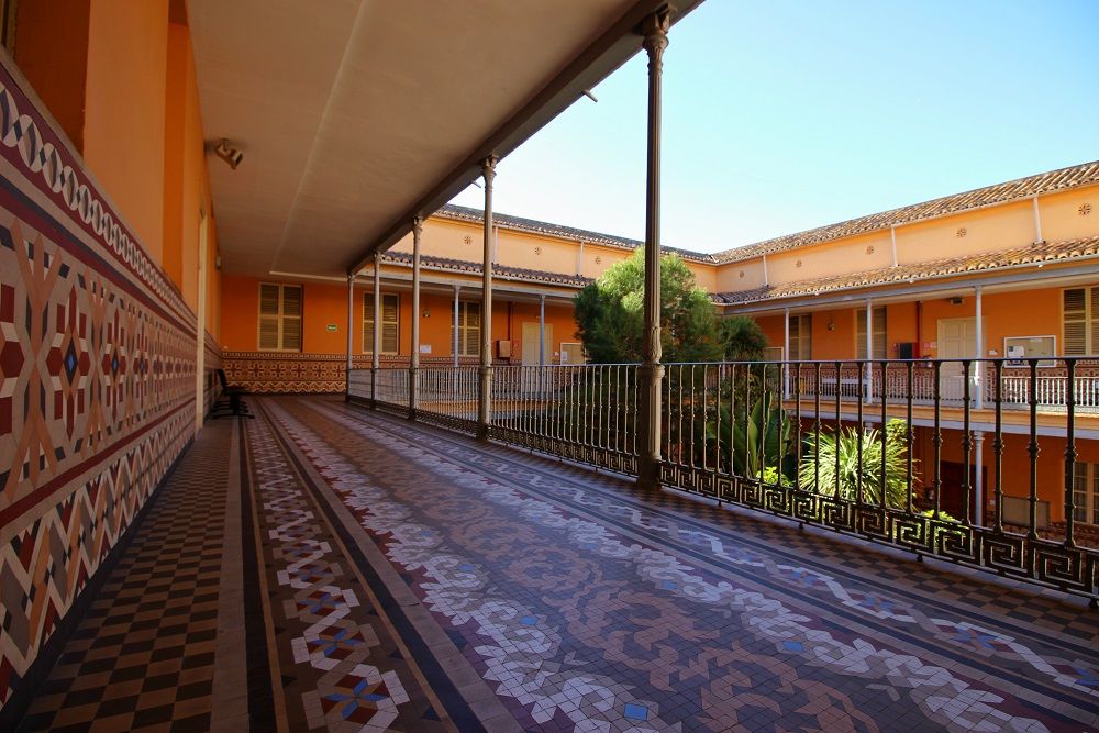 El precioso pavimento de cerámica Nolla del Asilo de San Juan Bautista, una joya en Valencia