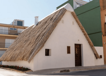 La Barraca de Aranda, la bella barraca de El Palmar, vuelve a brillar tras finalizar su restauración
