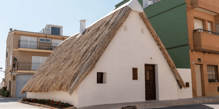 La Barraca de Aranda, la bella barraca de El Palmar, vuelve a brillar tras finalizar su restauración