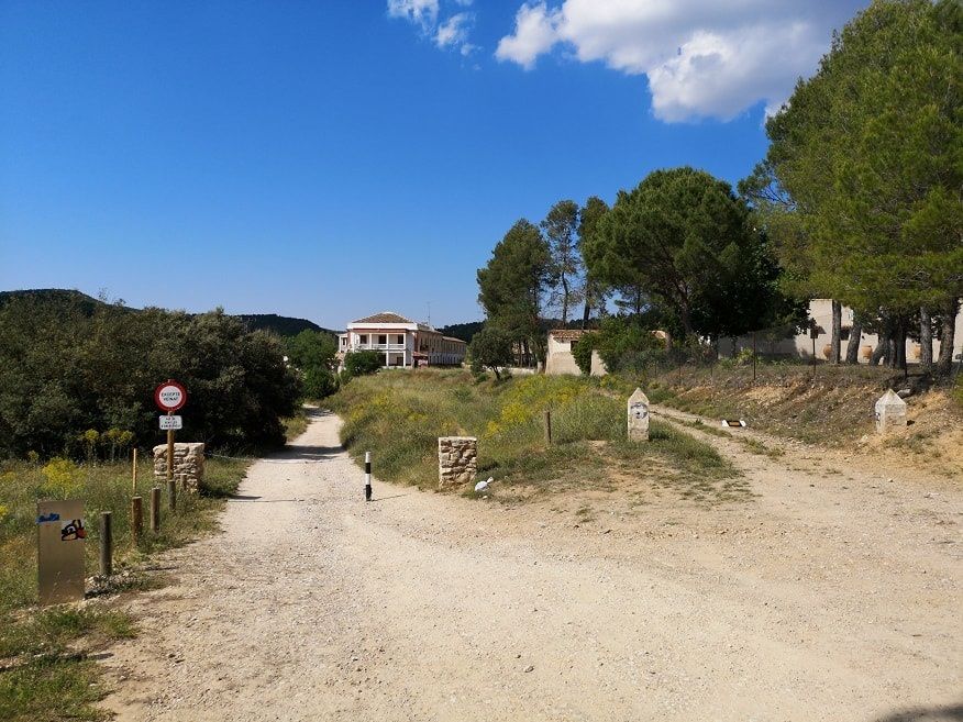 Bifurcación senda o pista forestal que conduce al Toll Blau