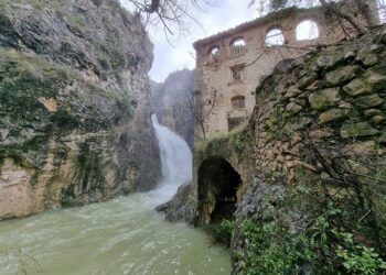 La Senda dels Molins de Benilloba, un recorrido que conduce a un viejo molino y una cascada
