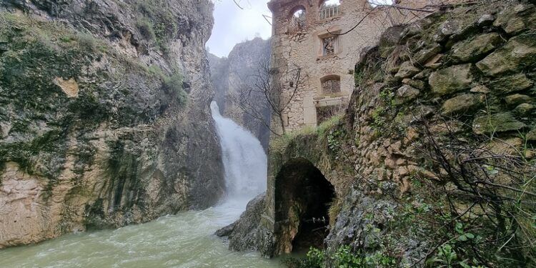 La Senda dels Molins de Benilloba, un recorrido que conduce a un viejo molino y una cascada