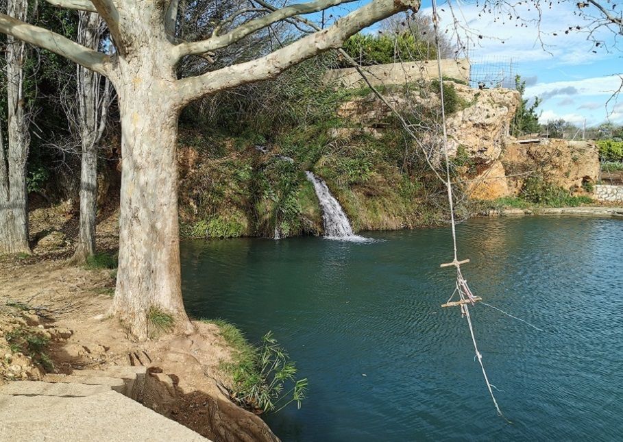 El Gorgo Catalán de Anna, un lago para el baño alimentado por el nacimiento de la Fuente Negra