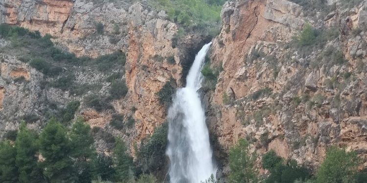 El Salto de Domeño, una gran cascada artificial en la comarca de la Serranía