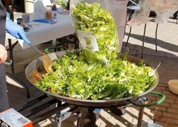 Paella de Fetge de Bou, una receta tradicional valenciana con escarola, hígado y casquería