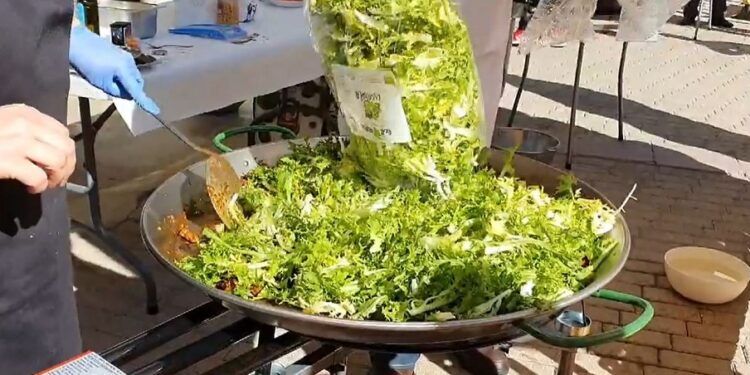 Paella de Fetge de Bou, una receta tradicional valenciana con escarola, hígado y casquería