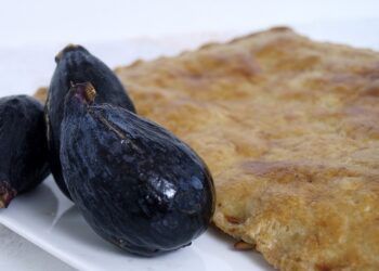 Coca de Sant Joan acompañada de bacores en la plantà de les Fogueres, una rica tradición