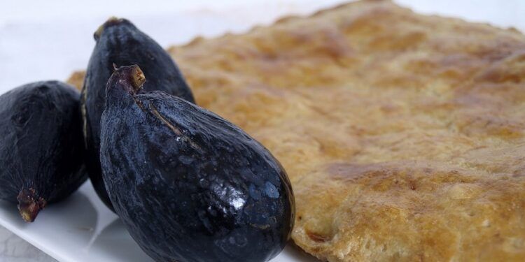 Coca de Sant Joan acompañada de bacores en la plantà de les Fogueres, una rica tradición