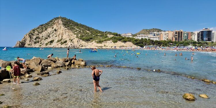 La Cala de Finestrat, una bonita cala presidida por el Xoriguer