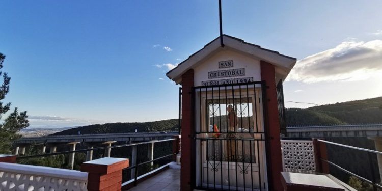 Una curiosa capilla en Buñol protege a los conductores de la autovía A-3