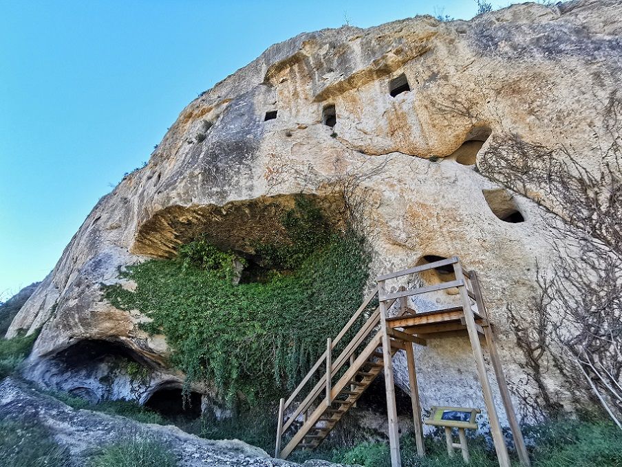 La Cova de les Finestres, la preciosa cueva de Alfafara con 13 pequeñas cuevas-ventana